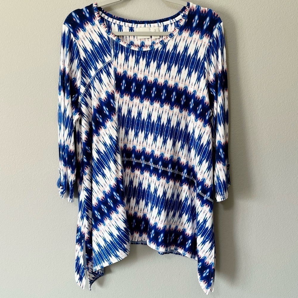 Chico's Zenergy Ikat Seam Detail Tunic Top Blue 3/4 Sleeve Sharkbite Hem Size 2